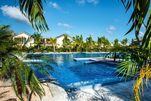 克拉伦代克Delfins Beach Resort的度假酒店的游泳池