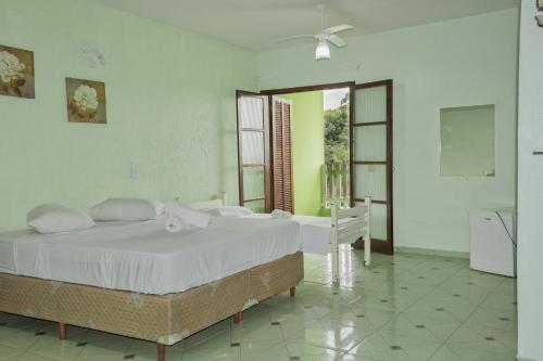 圣伊萨贝尔Estância Solazer的一间卧室配有两张床和吊扇