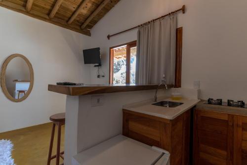 托兰克索Casa Luar Trancoso的一间带水槽和镜子的浴室