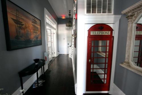 加尔维斯敦The George Manor的房屋内带红色电话亭的走廊