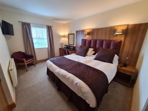 利物浦皇家酒店的一间位于酒店客房内的带大床的卧室