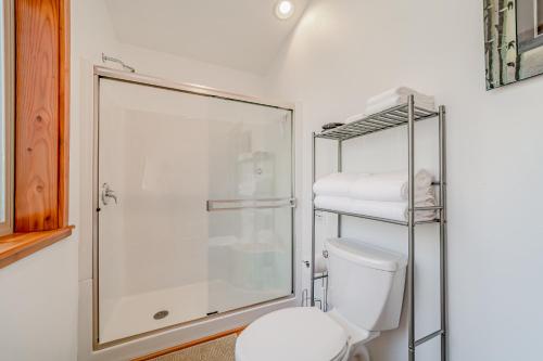福图纳The DoJo的带淋浴和白色卫生间的浴室