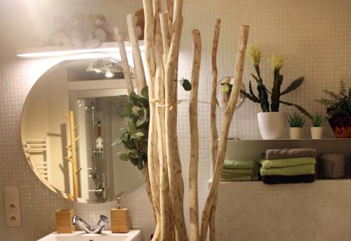 BischoffsheimCocon d'Argile的浴室设有镜子、水槽和水槽