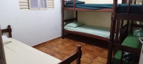 大坎普Hostel Salazar的客房设有两张双层床和一张桌子。