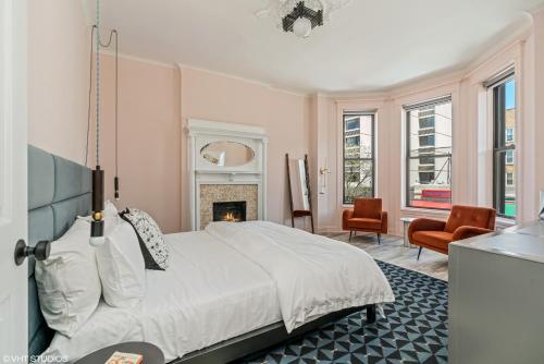 芝加哥The Neighborhood Hotel Lincoln Park的一间卧室设有一张大床和一个壁炉
