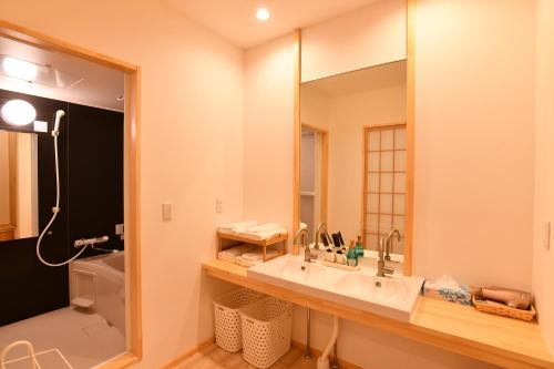 大阪FL House 浪花町的一间带水槽和镜子的浴室