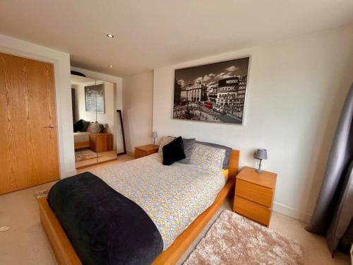 Beeston HillLovely City Centre 1 bed apartment的一间带大床的卧室和一间带沙发的房间