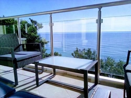 比亚拉Silver Beach B16的阳台配有桌子,享有海景。