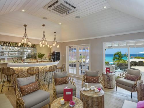 圣詹姆斯Crystal Cove by Elegant Hotels - All-Inclusive的海景酒吧