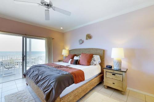 圣乔治岛King's Crown的一间卧室设有一张床,享有海景
