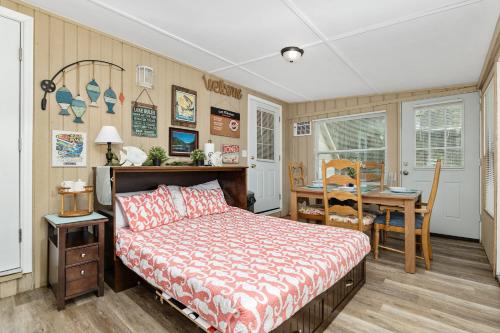 Family Forest Retreat, Paradise at Point Pleasant!的一间卧室配有一张床、一张桌子和一张桌子