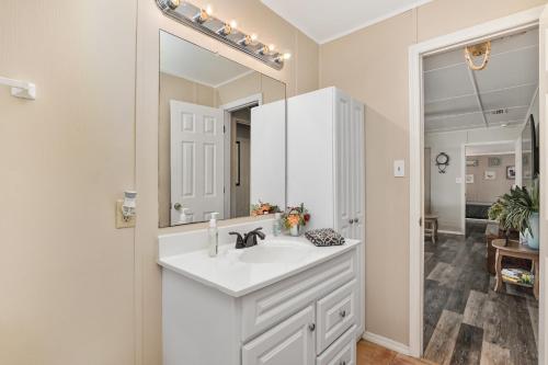 Family Forest Retreat, Paradise at Point Pleasant!的白色的浴室设有水槽和镜子