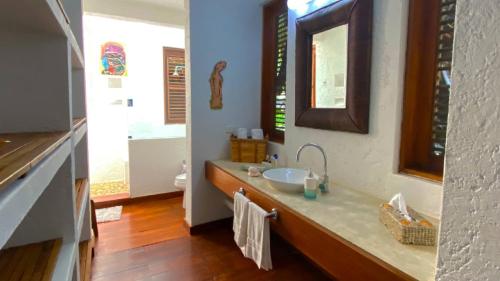 圣安德烈斯Hotel Acantilado de La Tierra的一间带水槽和镜子的浴室