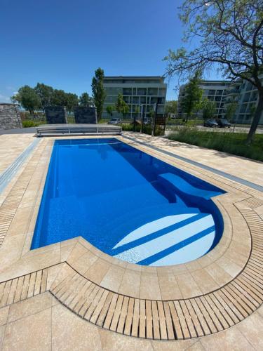 巴拉通雷勒Premium Lelle Waterfront Resort Clyde的大楼内的一个蓝色海水游泳池