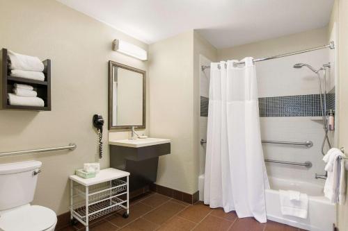 伯纳多牧场Sonesta ES Suites San Diego - Rancho Bernardo的带淋浴、卫生间和盥洗盆的浴室