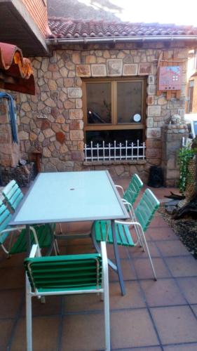 索里亚Casa, rural A Saladina的天井上的野餐桌和椅子