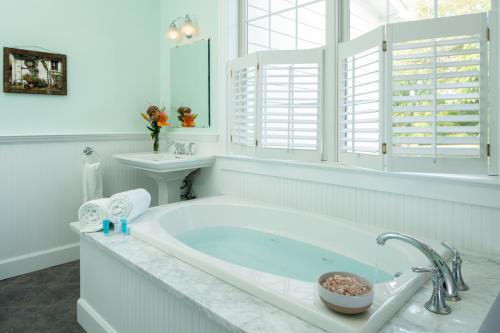 BoalsburgApple Pony Inn的白色的浴室设有浴缸和水槽。