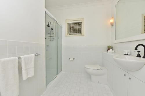 波高尔宾Villa 2br Dolcetto Villa located within Cypress Lakes Resort的白色的浴室设有卫生间和水槽。