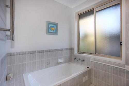 霍克斯内斯特Vitamin Sea Pet Friendly的带浴缸的浴室和窗户