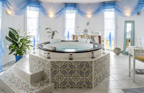Normanville勒弗特加兰特住宿加早餐旅馆的一间大浴室,内设浴缸