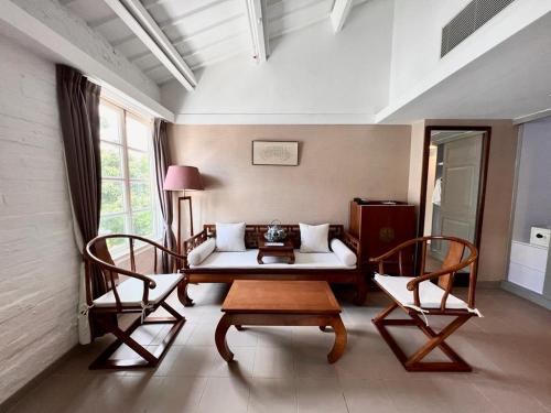 香港文化旅館 - 翠雅山房的客厅配有沙发和两把椅子