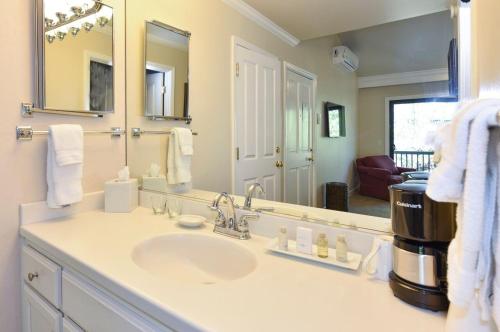 纳帕703 Cottages at Silverado residence的一间带水槽和大镜子的浴室