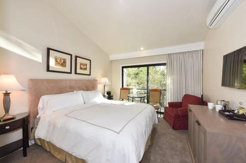 纳帕703 Cottages at Silverado residence的酒店客房配有一张床、一张桌子和一把椅子。
