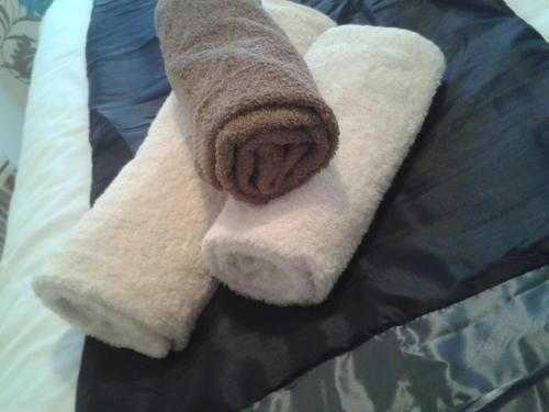 布里德灵顿圣希尔达宾馆的床上毛巾和棕色毛巾