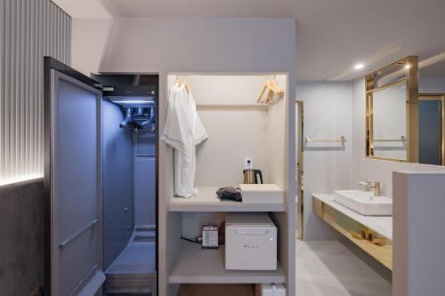 釜山동래 덴바스타 호텔的一间带水槽、卫生间和镜子的浴室