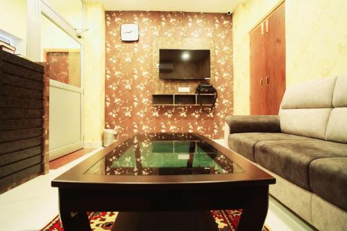 瓦拉纳西Anand Kanan的带沙发和咖啡桌的客厅