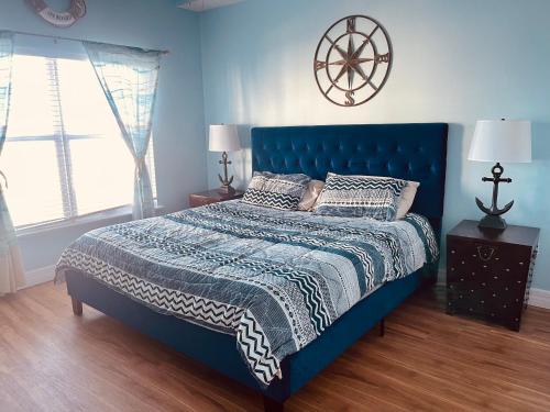 圣徒皮特海滩Two Bedroom Condo With Views Of The Beach & Gulf的一间卧室设有蓝色的床和窗户。