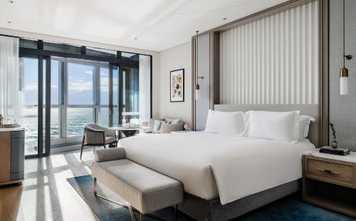 黄金海岸The Langham, Gold Coast and Jewel Residences的卧室配有一张白色大床和一张书桌