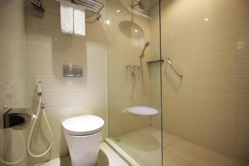 日惹桑提卡普雷米埃尔日惹酒店的一间带卫生间和玻璃淋浴间的浴室