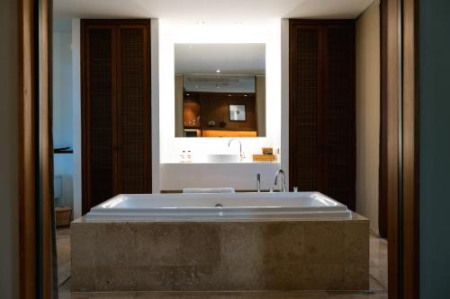 慕斯MUTHI MAYA Forest Pool Villa Resort - SHA Plus Certified的设有带大浴缸及镜子的浴室