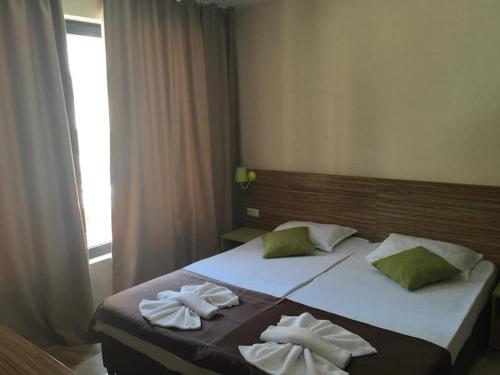 阳光海滩Flower Street provides accommodations with free Wifi, air conditioning的一间卧室配有一张床,上面有两条毛巾