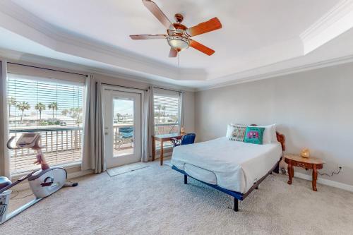 帕德雷岛Canal Rancho的一间卧室配有一张床和吊扇