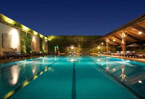 新加坡Holiday Inn Singapore Orchard City Centre, an IHG Hotel的夜间大型游泳池
