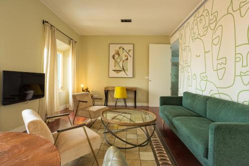 马拉加Madeinterranea Apartments的客厅配有绿色沙发和桌子