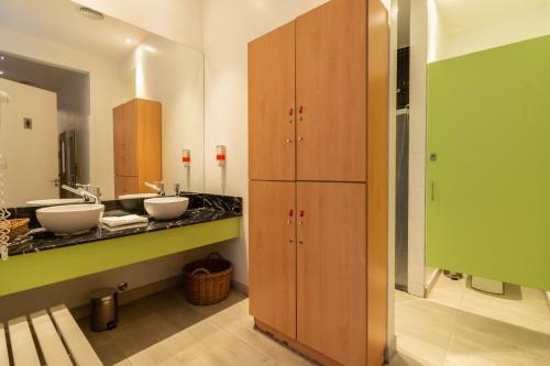 布宜诺斯艾利斯Boutique Suites Palermo的一间带两个盥洗盆和台面的浴室