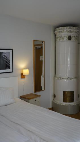卡尔马希尔达酒店的卧室配有白色的床和镜子