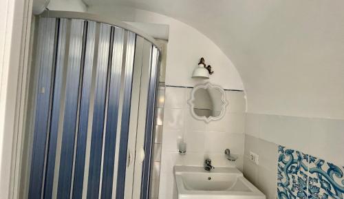 卡普里Villa Striano Capri的带淋浴和盥洗盆的浴室