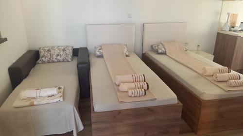 韦莱斯Villa Lucija的客房内的两张床和毛巾