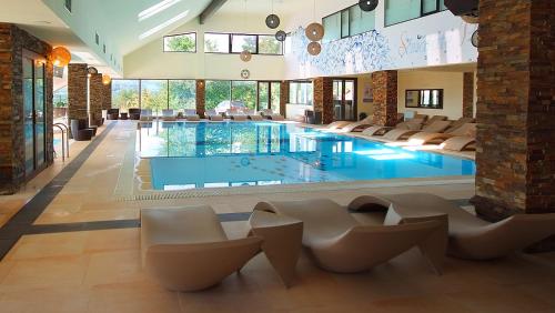 特尔古奥克纳Complex Turistic Creanga Resort & Spa的一座带椅子的大型游泳池