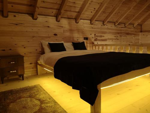 里泽LİMCORA DAĞEVLERİ&BUNGALOW的小木屋内一间卧室,配有一张床