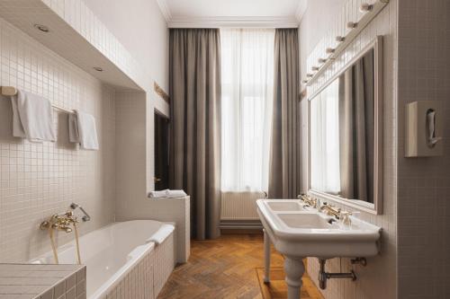 波佩林赫阿姆弗拉酒店的带浴缸、水槽和浴缸的浴室