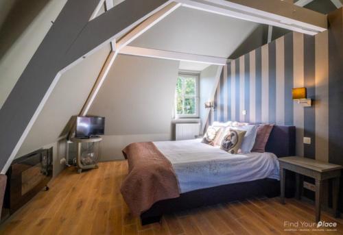 FroyennesLa Ragotière的一间卧室配有一张床和一台电视。