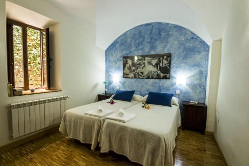 GrimaldoLa Posada de Grimaldo的一间卧室配有一张蓝色墙壁的床