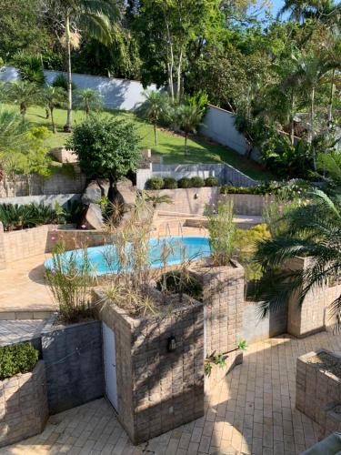 南雅拉瓜Pousada DRIRIOS HOUSE的一个带游泳池和树木的花园