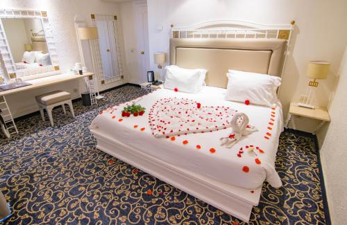 迦玛特迦太基海水浴酒店的一间卧室配有一张带心形蛋糕的大床