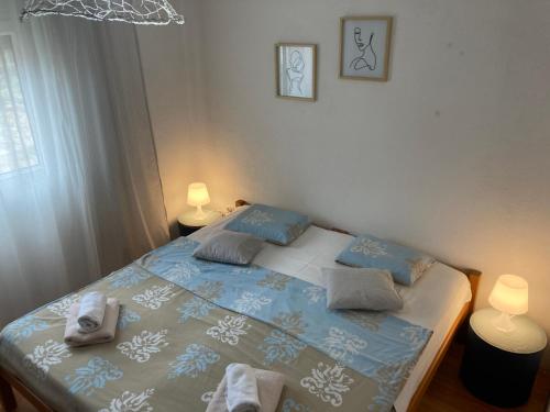 索林Quite beautiful apartment in the Split Neda with 4bedrooms的一间卧室配有带毛巾的床